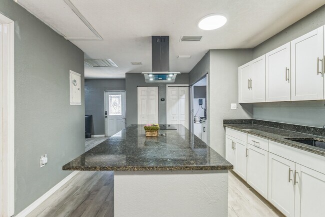 Building Photo - 465 Rio Grande Ln