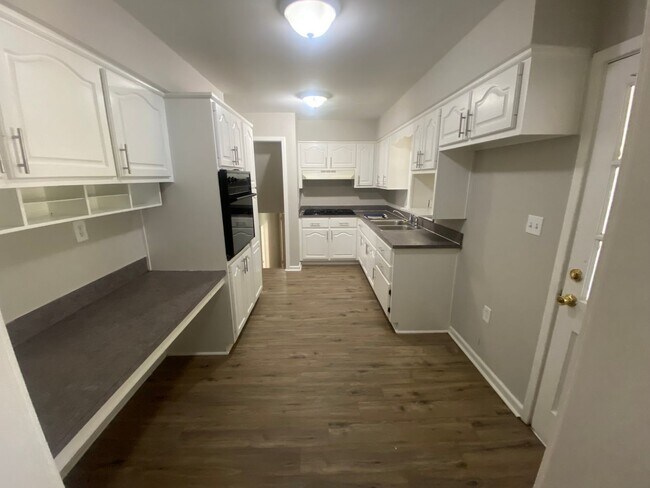 Building Photo - **AVAILABLE NOW**Near Ft. Benning. Columbus, GA  Bedroom 4 / 1 Full Bathroom & 2 Half Bathroom Ho...