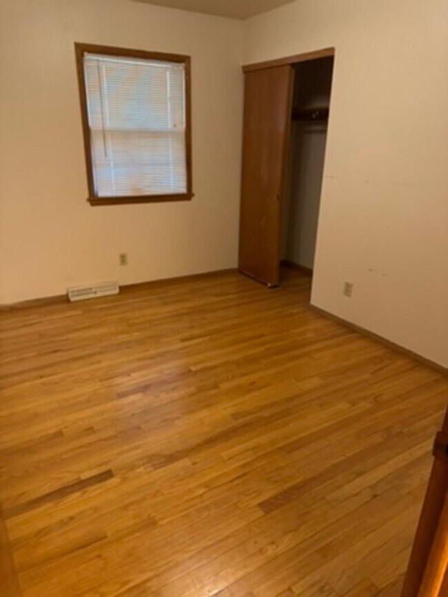 Building Photo - 3-Bedroom Single Family in a great neighborhood - Available October 15!