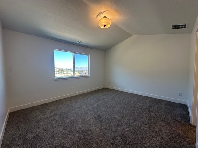 Building Photo - 5260 Acacia Dr