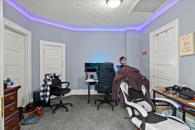 Building Photo - Spacious 3 Bedroom Apartment in Downtown Urbana