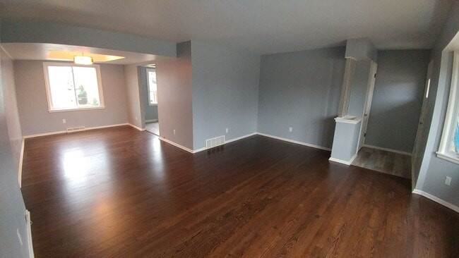 Building Photo - 3 Bedrooom Home Located in the Heart of We...
