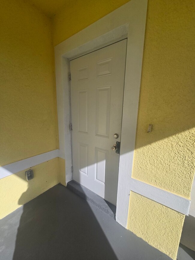 Building Photo - LARGE 3/2/1 -Duplex, prime Location-Lehigh Acres