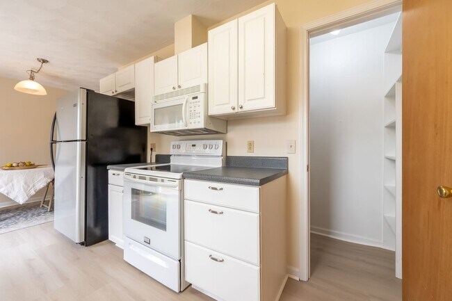 Building Photo - Spacious Ranch Close to Campus