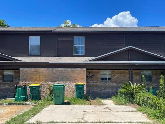 Building Photo - 1805 Whispering Oaks Ln