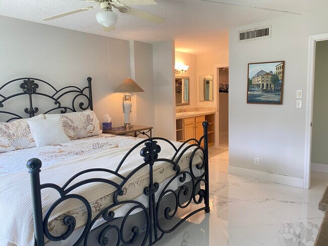 Building Photo - 2 Royal Palm Way