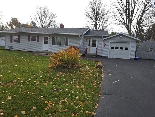 Building Photo - 379 Hollybrook Rd