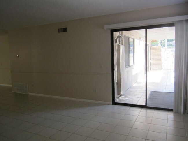 Building Photo - 2642 Laramie Rd