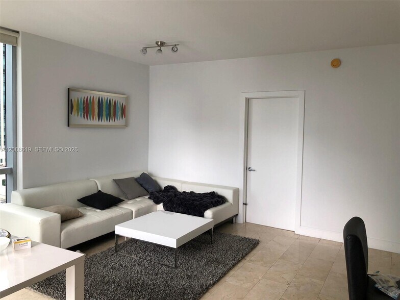Building Photo - 1060 Brickell Ave