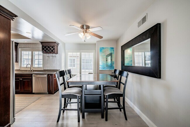 Building Photo - 815 W 15th St