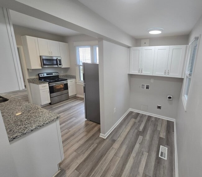 Building Photo - RENOVATED 3 BEDROOM HOME FOR RENT IN OAKWO...