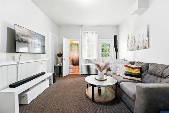 Primary Photo - 122 Hutton St
