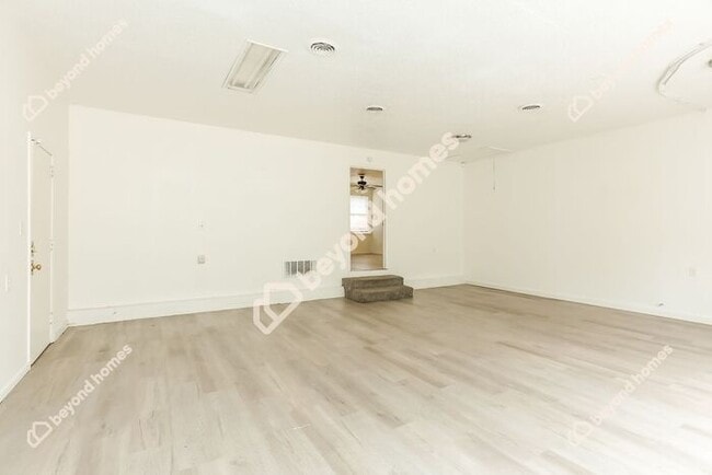 Building Photo - This Cozy 4 bedroom / 2 full bath and 2,09...
