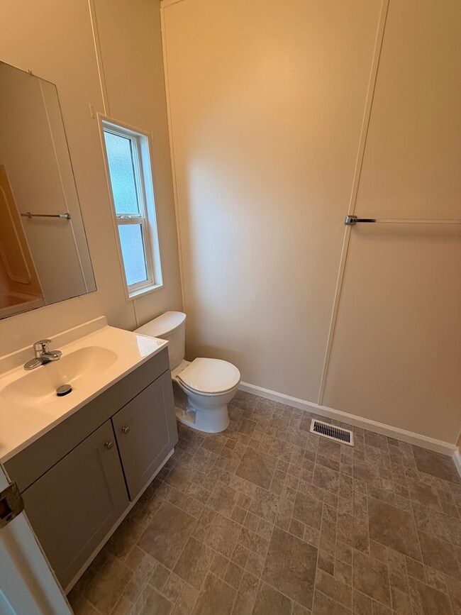 Building Photo - ~Great Updated 3 Bedroom Home in Green~