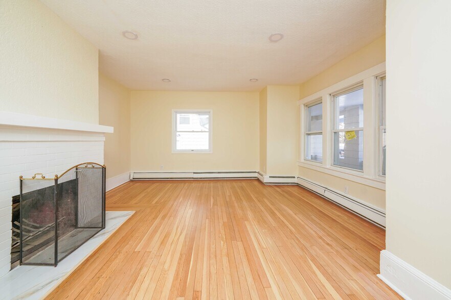 Bright living space - 69 Ross Ave