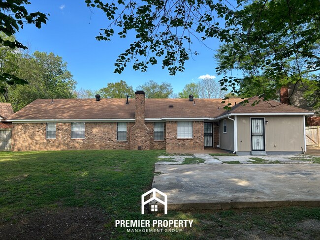 Building Photo - Spacious 4BR/2BA Southaven Home | Hardwood Floors, Fireplace & Fenced Yard with Shed