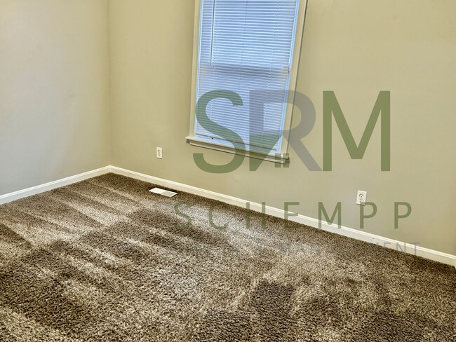 Building Photo - Large 3 bedroom/1.5 bath house in Downtown Louisville-Section 8 Accepted