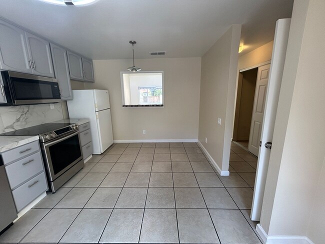 Building Photo - 2104 Sharon Way