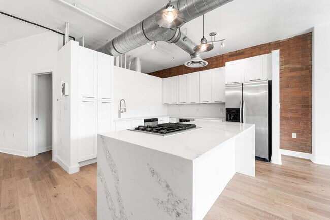 Building Photo - $2,095.00 - 1 Bed 1 Bath Condo with Centra...