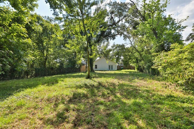 Building Photo - For Lease | 3 Bed, 2 Bath |1,350 Sq Ft |Tr...