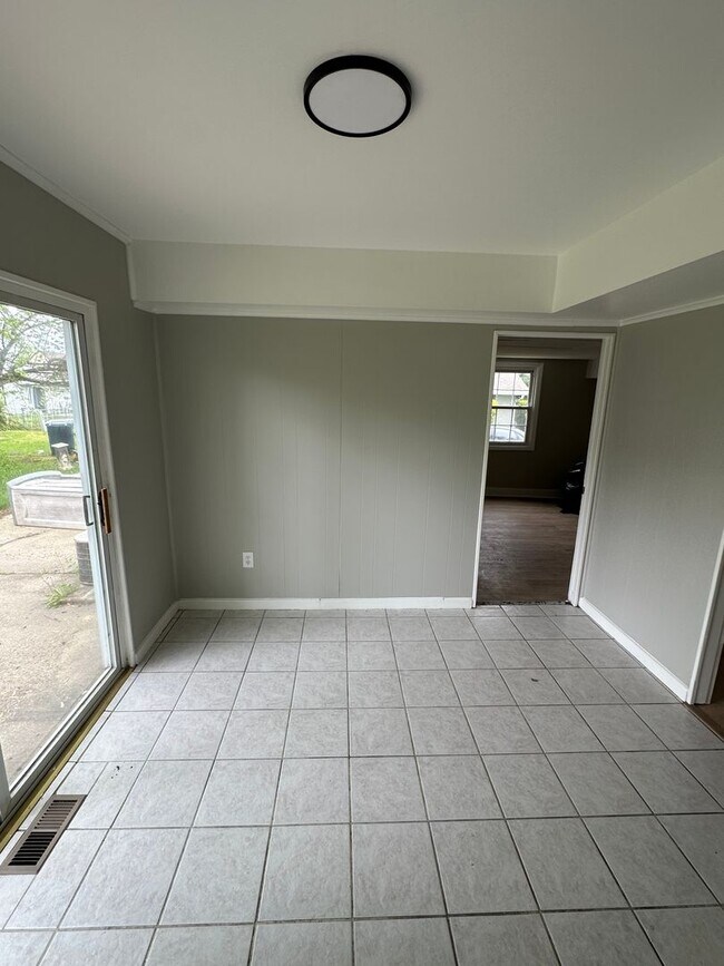 Building Photo - 4 Bedroom, 2 Bathroom Cape Cod
