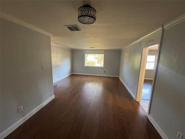 Building Photo - 211 Bluebird Dr
