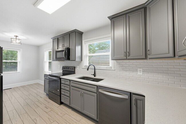Building Photo - Beautifully Updated 3BR Home in an Established Burlington Neighborhood