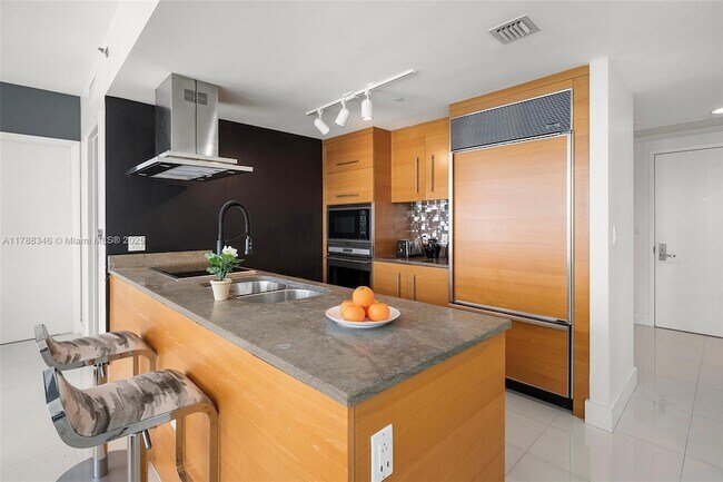 Building Photo - 495 Brickell Ave