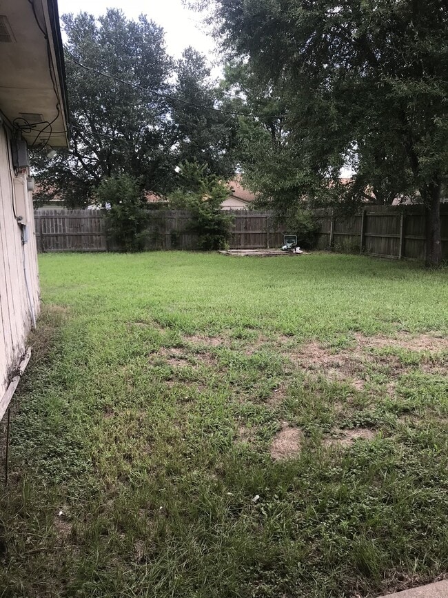 Building Photo - 3 Bedroom 2 Bath
