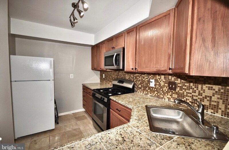 Building Photo - 14370 Gringsby Ct