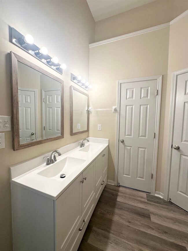 Building Photo - 8516 Shady Elm Dr