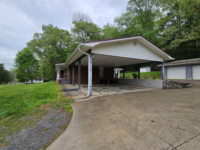 Building Photo - Roomy 3br country home with a sunroom!