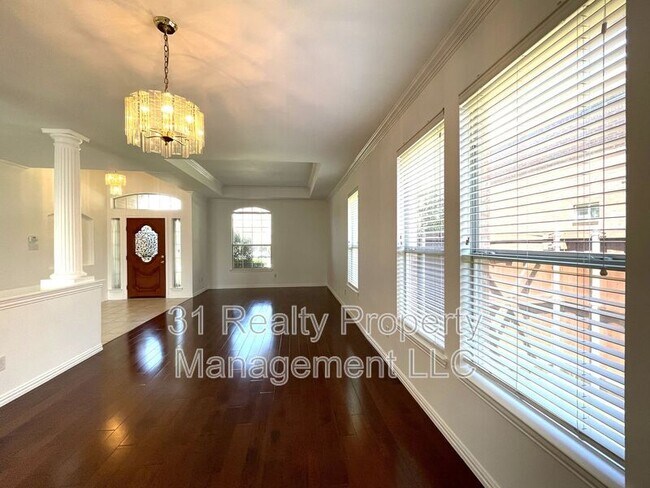 Building Photo - 4400 Avebury Dr