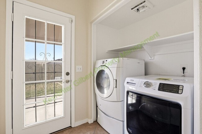 Building Photo - Charming Gilbert Home with Spacious Living & Prime Location