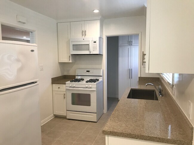 Building Photo - Prime Palms/Mar Vista are - 2+1