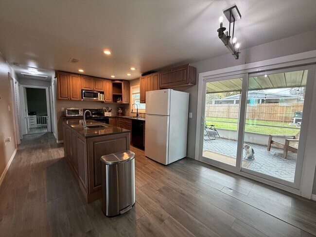 Building Photo - Spacious 4-bedroom, 2-bath pool home