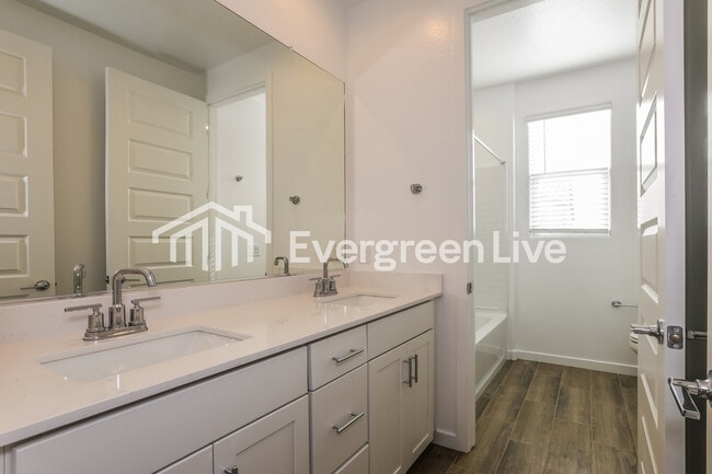 Building Photo - 10134 E Ulysses Ave