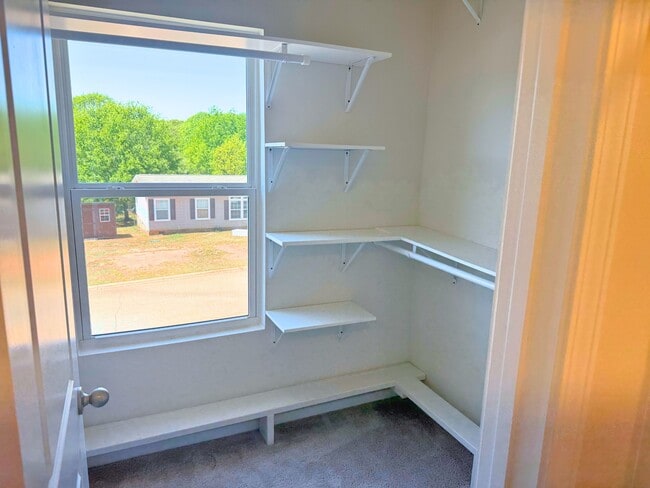 Building Photo - 106 White Rapids Way