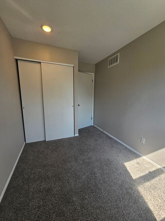 Building Photo - 5422 N Linwood Ave