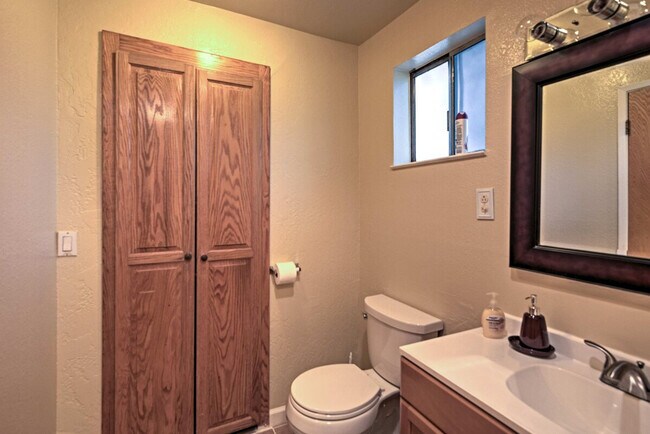 Building Photo - 10505 Center Ave