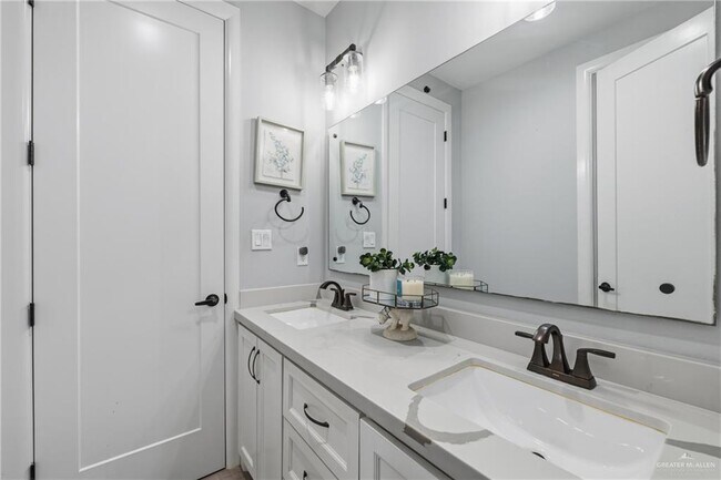 Building Photo - 27 Ensenada Ave