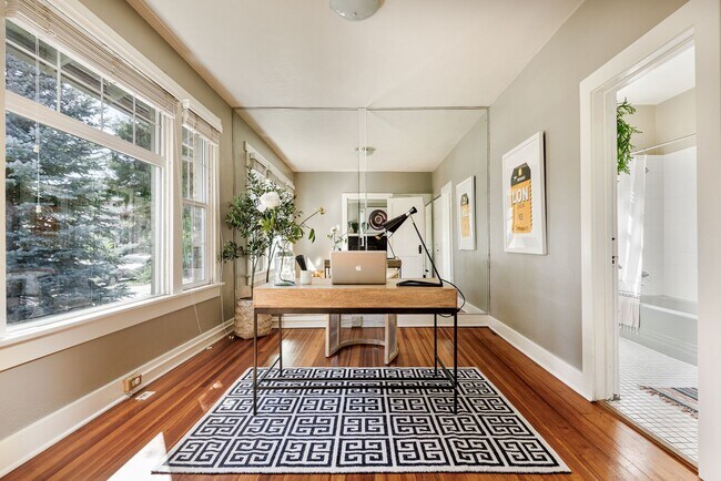 Building Photo - $0 DEPOSIT OPTION! WASH PARK, BRIGHT AND B...