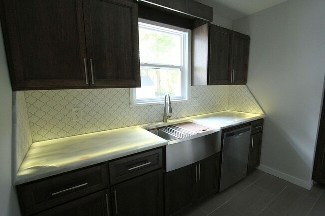 Building Photo - 625 E Cozy St