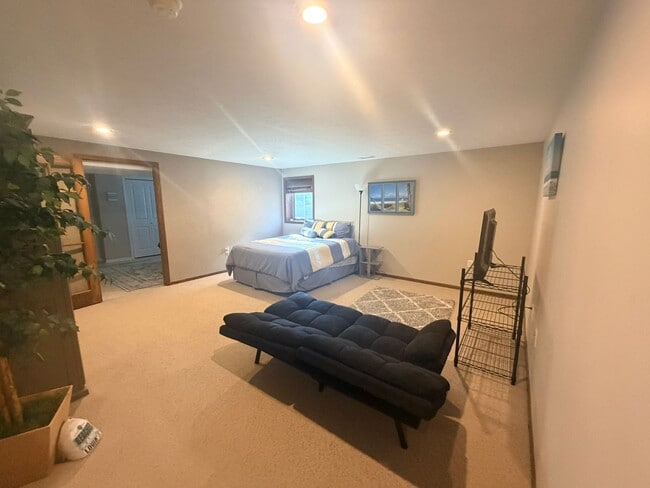 Building Photo - Furnished house for rent