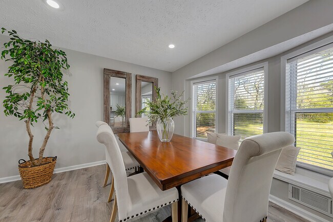 Building Photo - 2062 Woodbine Cir