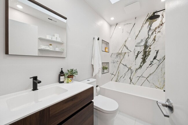 Building Photo - Elegant Chevy Chase Cul-de-Sac Home with Spacious Layout!