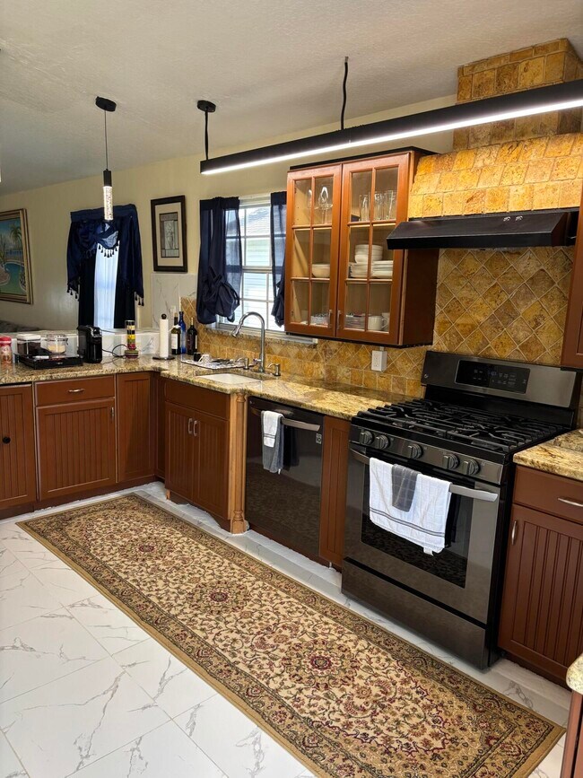 Building Photo - 5359 SE Dell St