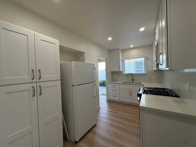 Building Photo - 413-413-413-412 Montgomery St