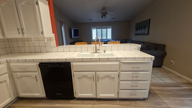 Building Photo - Great NW home with POOL & SOLAR!