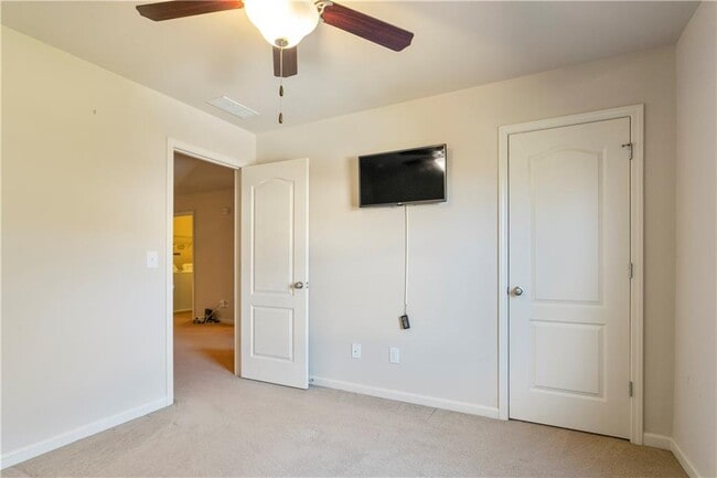 Building Photo - 2394 Whiteoak Ct SE